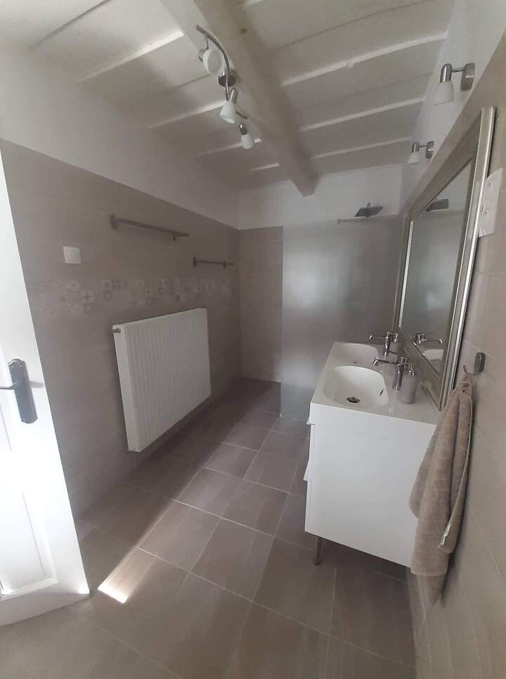 Fürdőszoba, tükör, zuhanyzó, WC