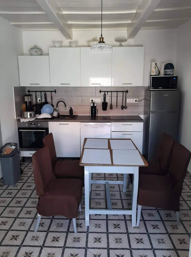 Konyha, asztal, mosogató gép, sütő, mikrohullámú sütő, vízforraló